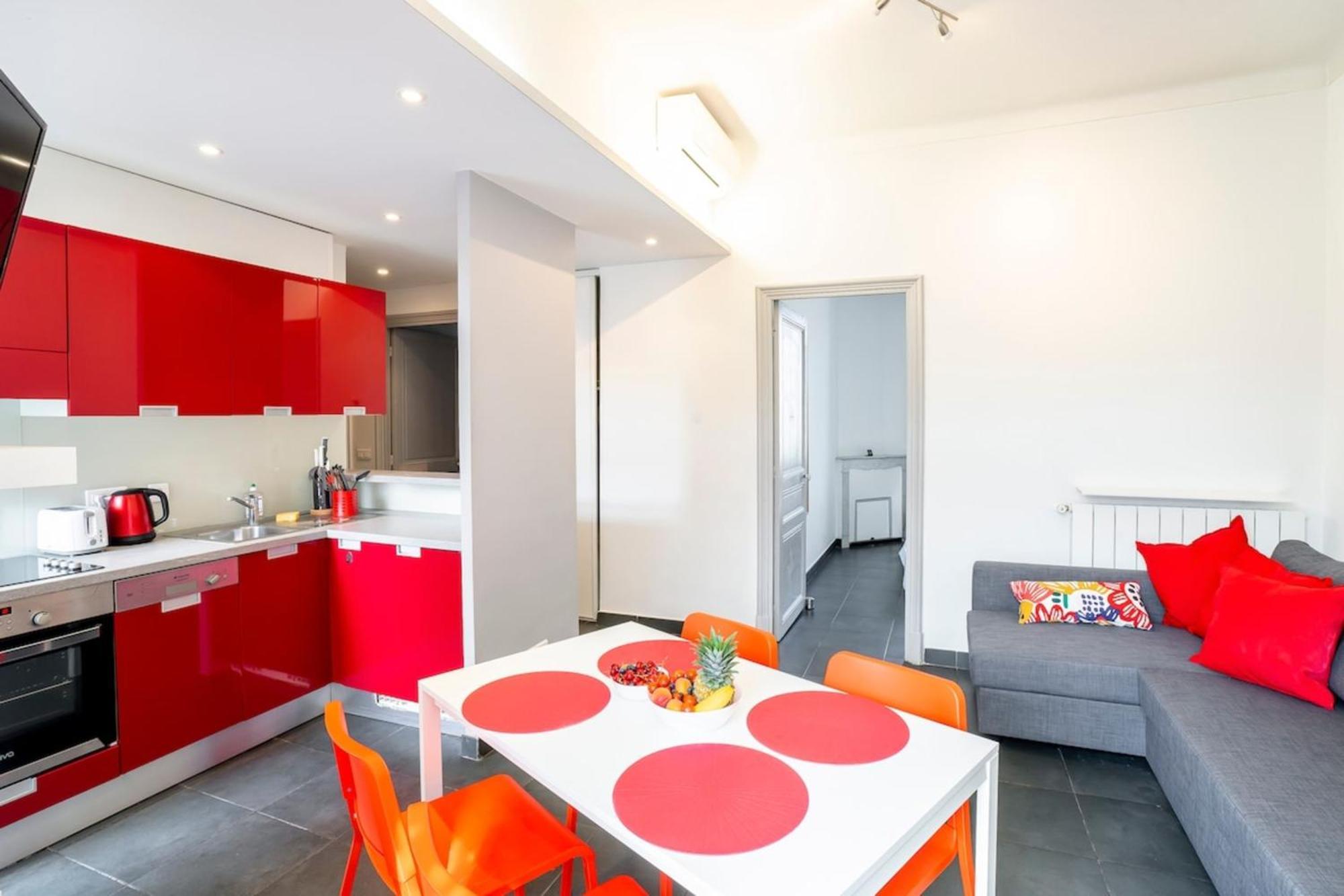 Bright And Modern 2 Bedroom In The Heart Of Antibes! Apartment